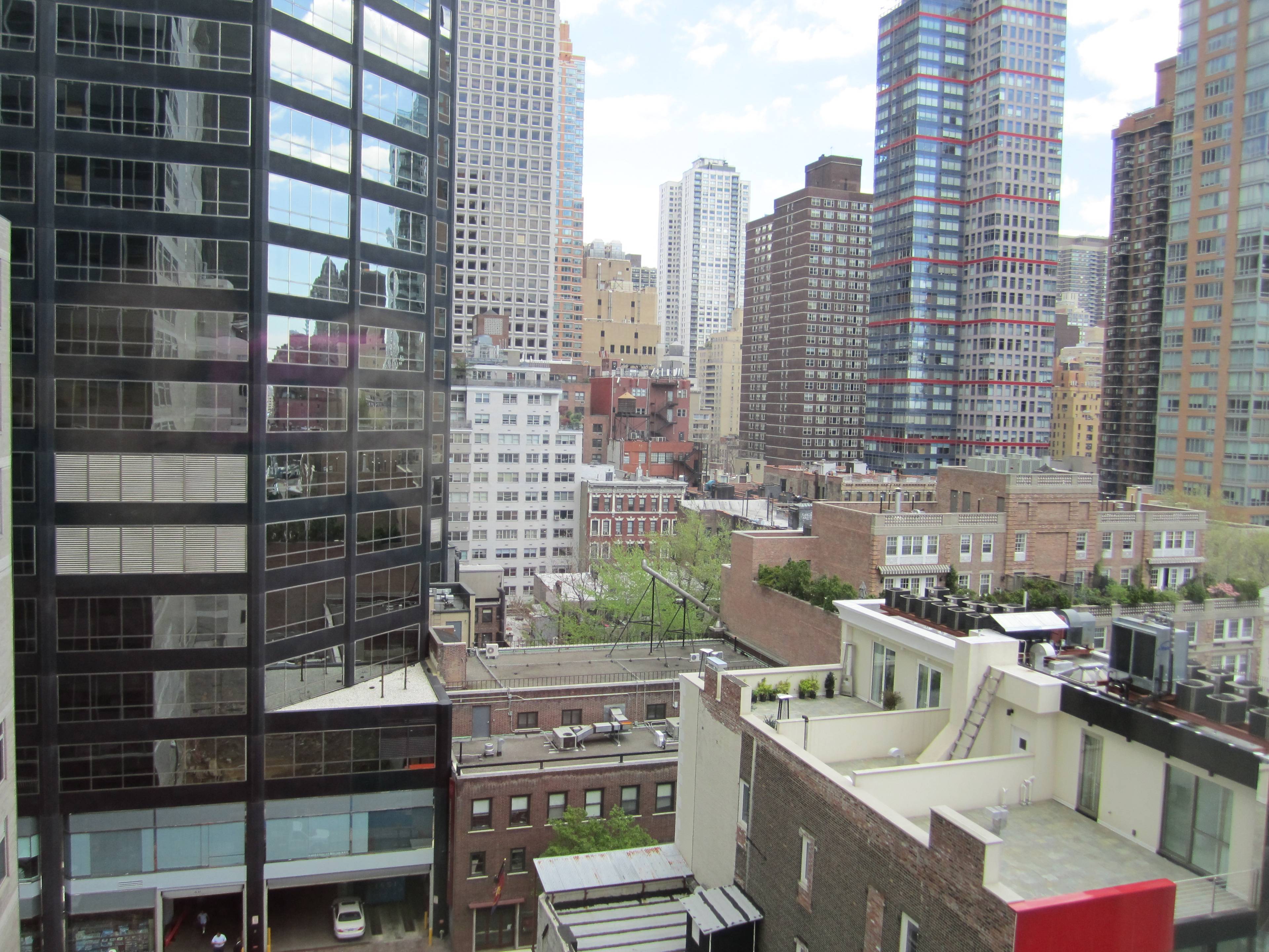 3 Bedroom/3 Bath in Midtown East With ****Separate Laundry Room**** in Apt