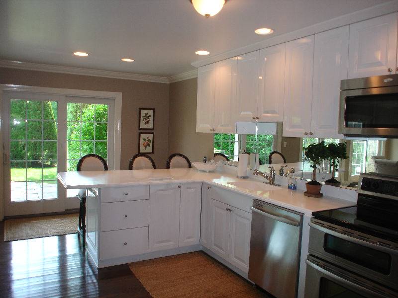 STYLISH SOUTHAMPTON TOWNHOUSE CLOSE TO OCEAN AND SHOPS 