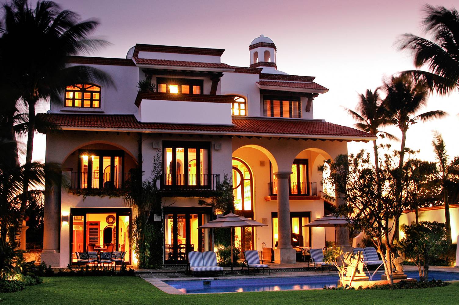 LUXURY LIVING, CANCUN FRONT BEACH MANSION - ONE WAY FLIGHT NYC-CANCUN