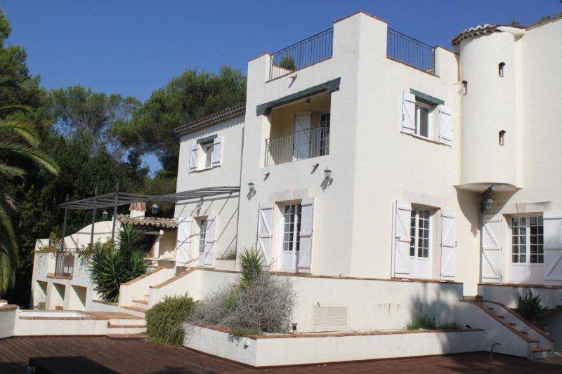 BEAUTIFUL HIGH END MOUGINS VILLA!