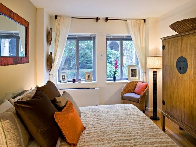 Upper West Side. Stunning One bedroom. Skyline Views. Chef's kitchen. Granite countertops. Washer/Dryer.  Low fee