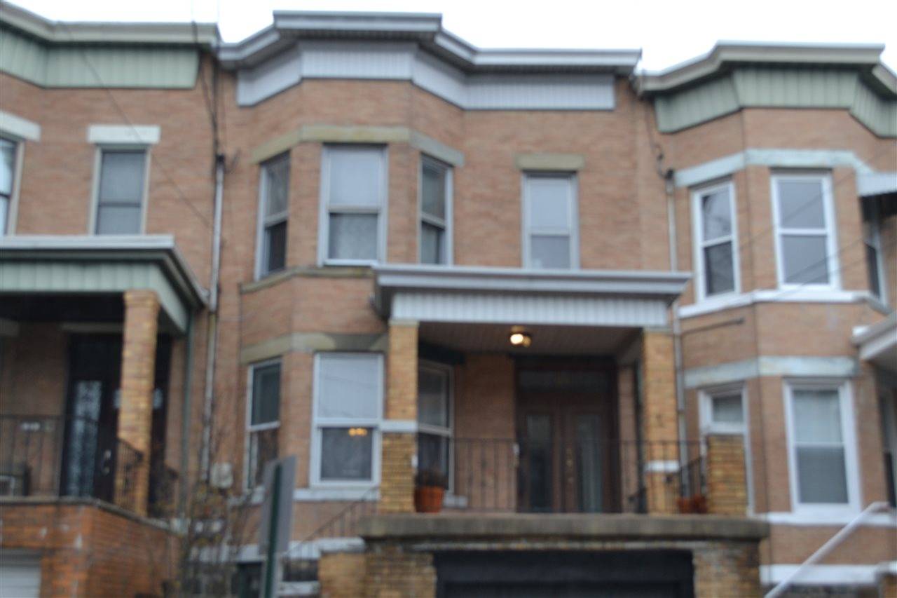 Welcome to your bright and sunny 2 bedroom apartment
