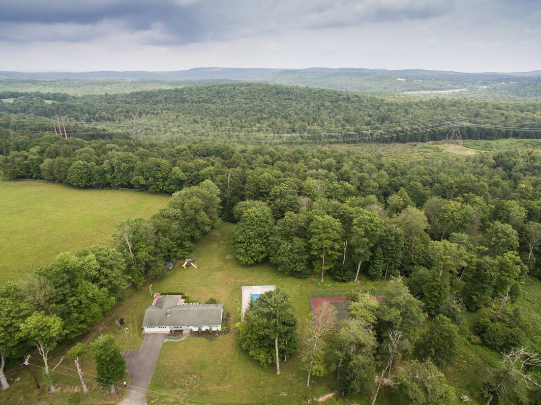 Ideal ranch country home  3bed/3bath w/ inground pool & tennis court