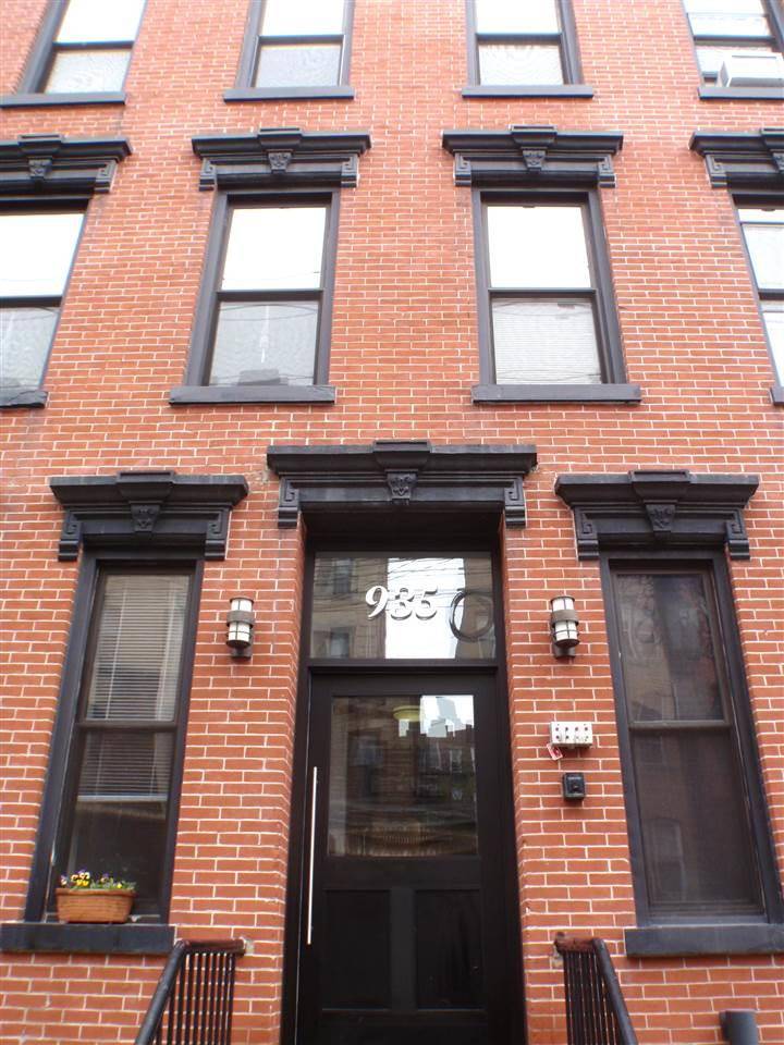 Move into this spacious uptown Park Avenue 1 bedroom rental with plenty of closet space