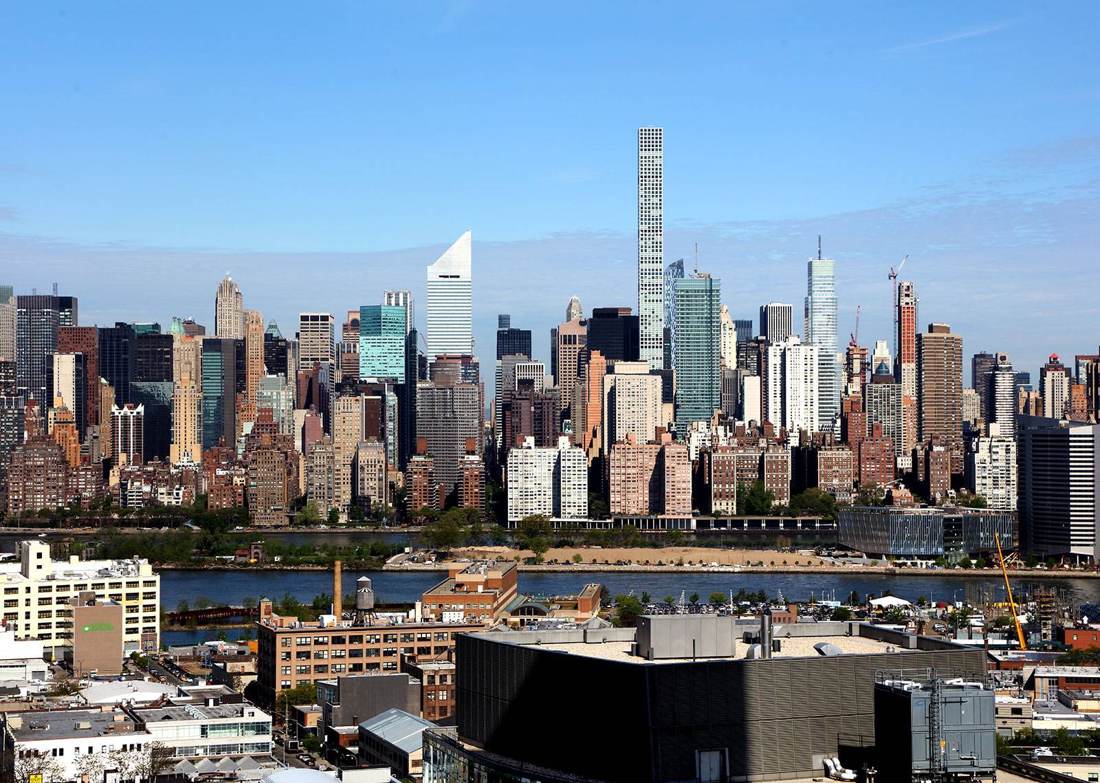 ***LIC Rental **One Bedroom with  Gym and view **Part Time doorman ** Min From Manhattan