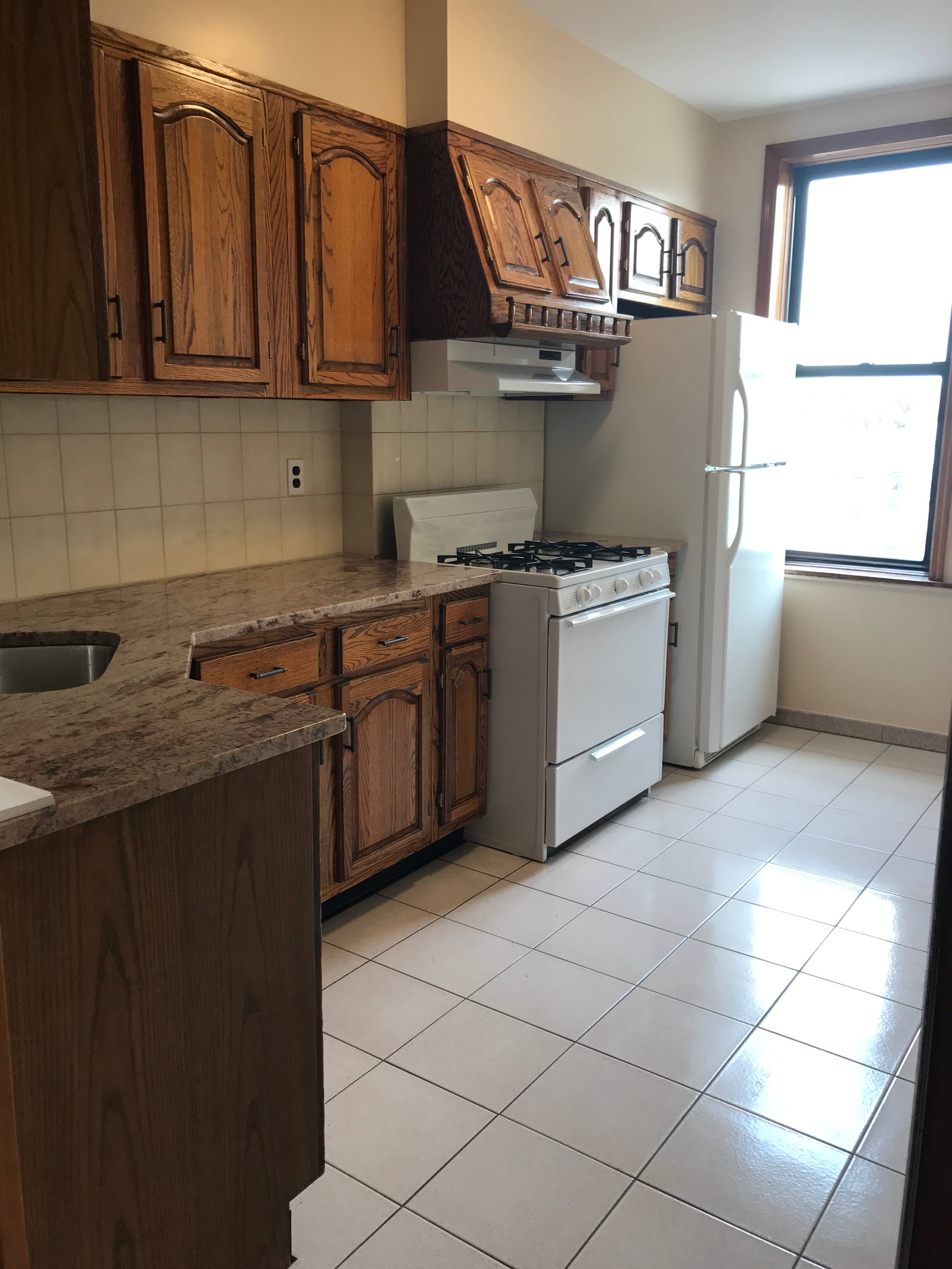 Prime Ridgewood 2-Bed w/ Office Space-2 Blocks to M Train