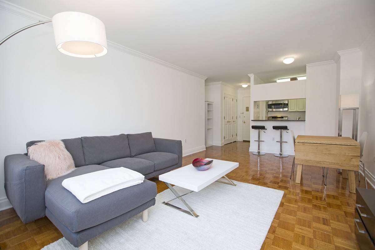 Upper East Side, White Glove, King Sized 1BR/1BA Over 700 sqft, Sun-Blasted, A + Amenities!