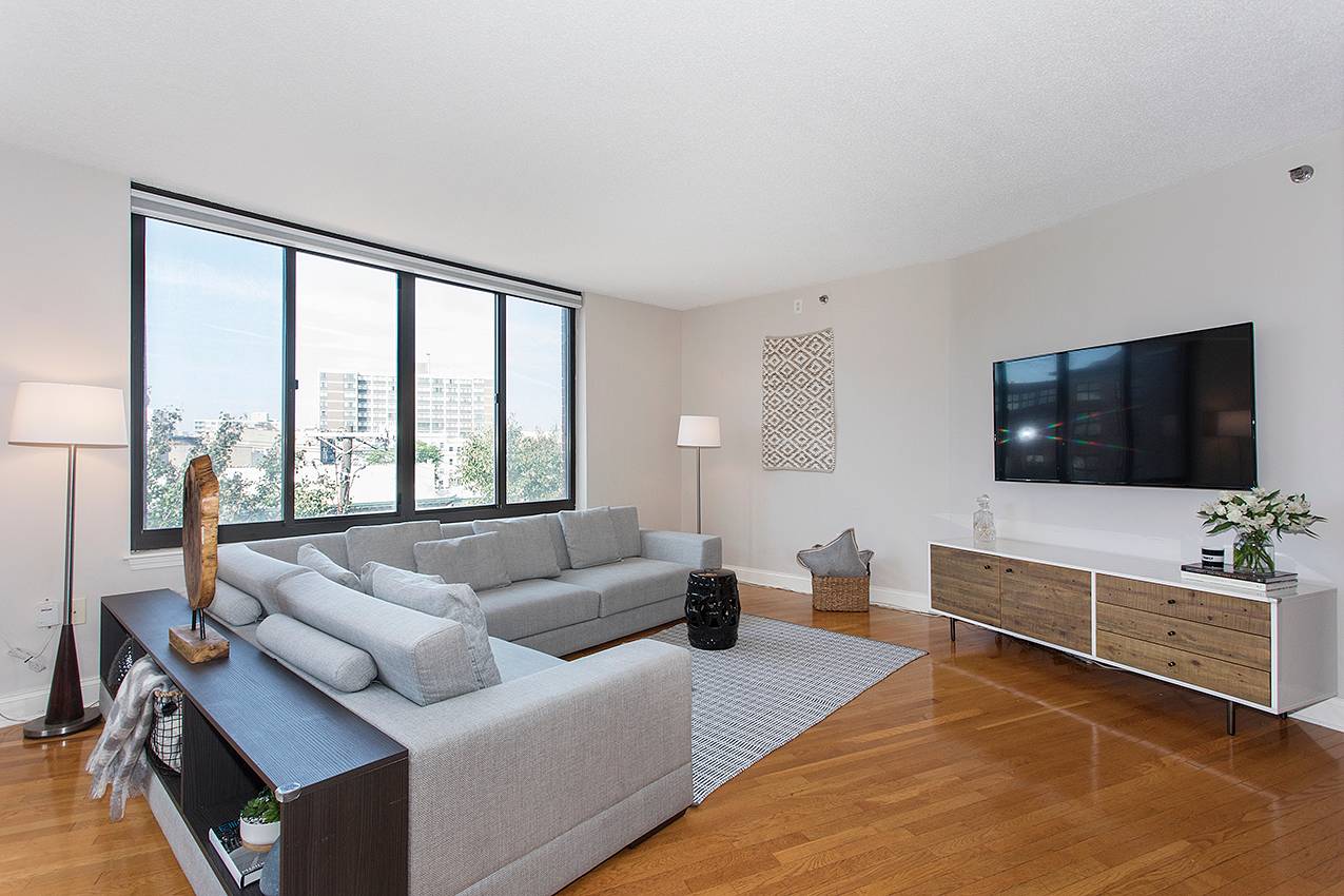 1550 sqft. Corner Unit in Downtown Hoboken, 10 Minute Walk to PATH Train