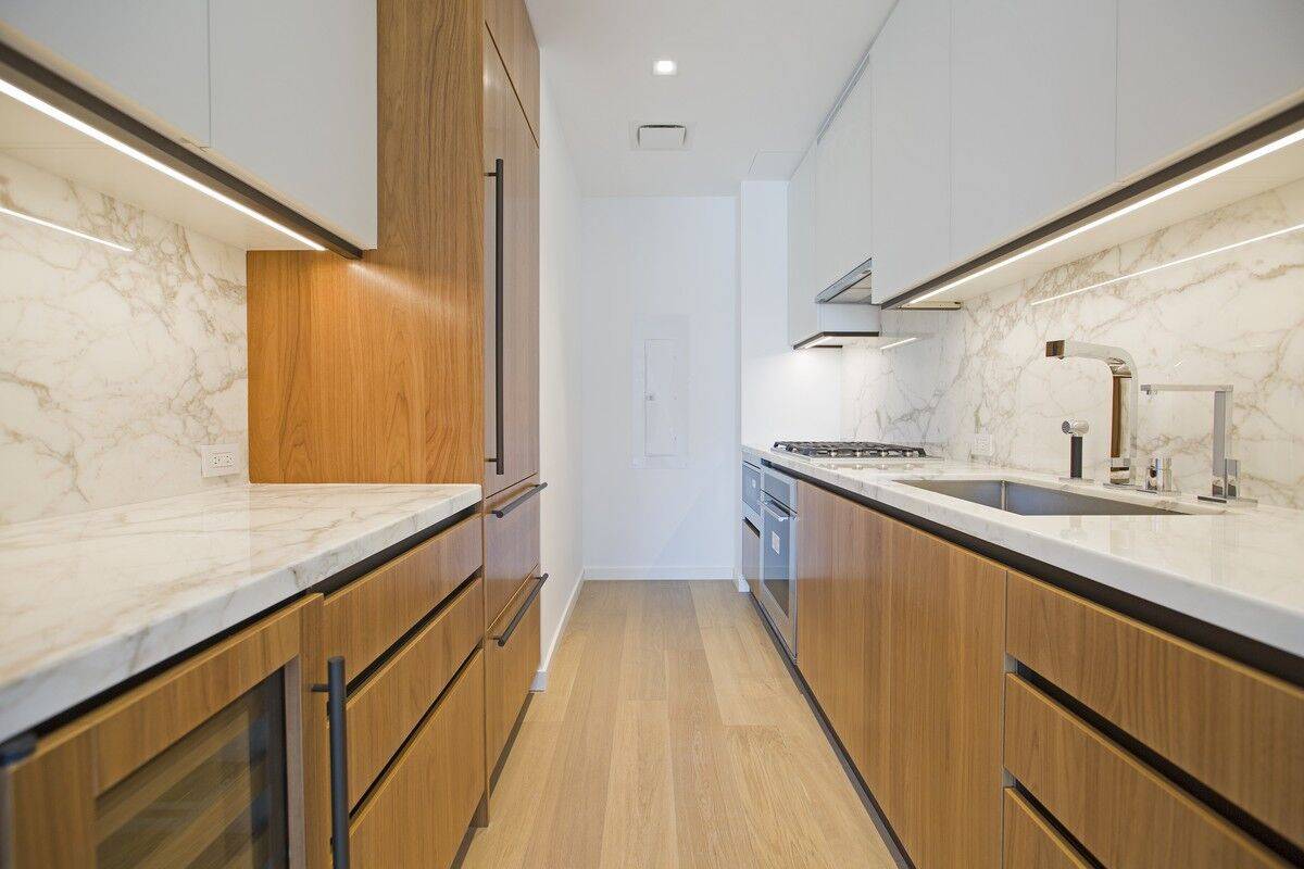 NO FEE | Spacious 1 Bedroom Apartment with in-unit Washer & Dryer @ 1 WEST END