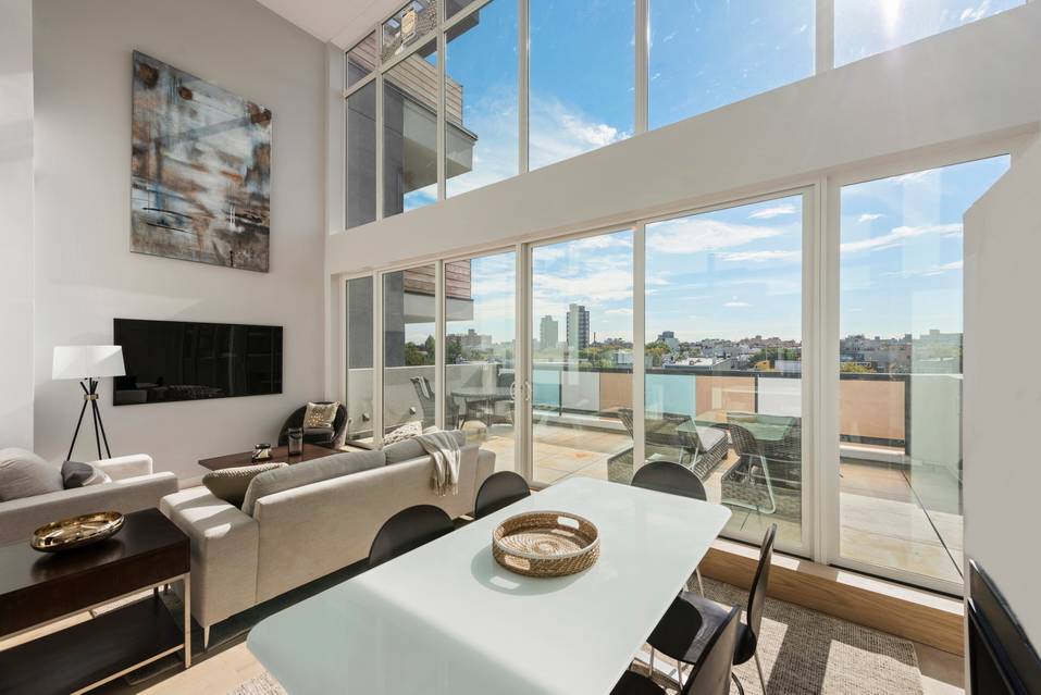 REDUCED >>DUPLEX PH NEAR MCCARREN PARK WITH PRIVATE ROOF