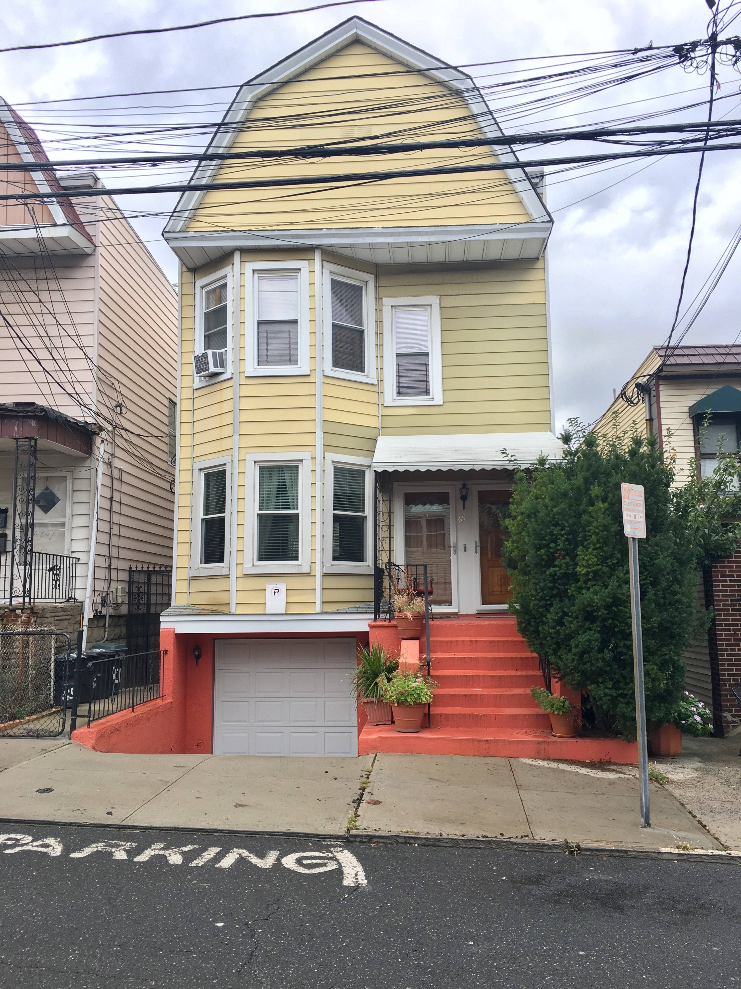 *No Broker Fee!* 2BR w/ Backyard & Deck $1450/mo