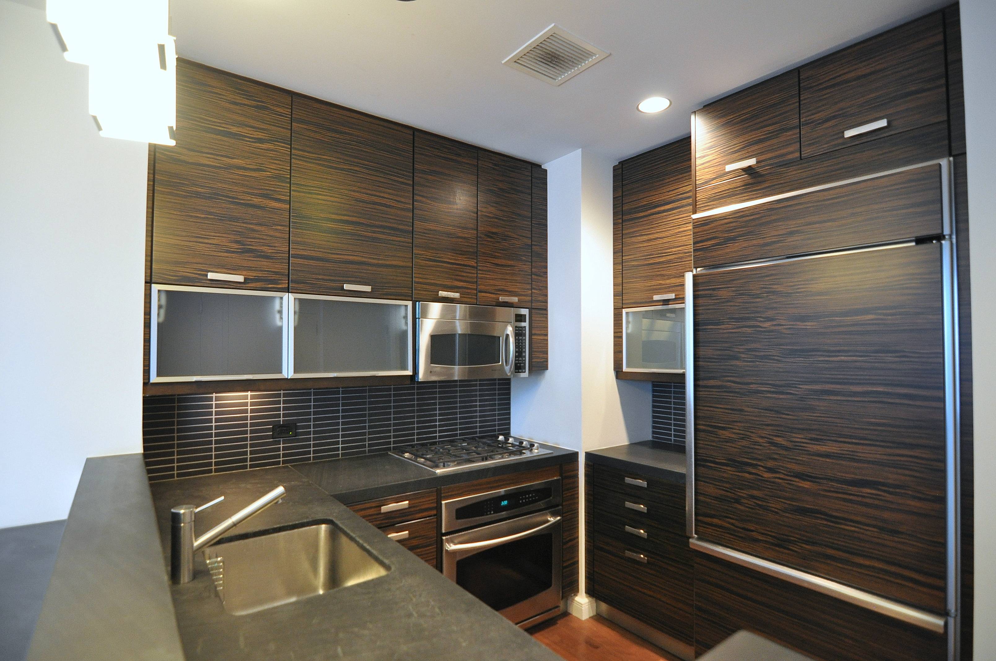 No Fee! Corner High Floor Apartment with Floor to Ceiling Windows & Double Exposure For Rent