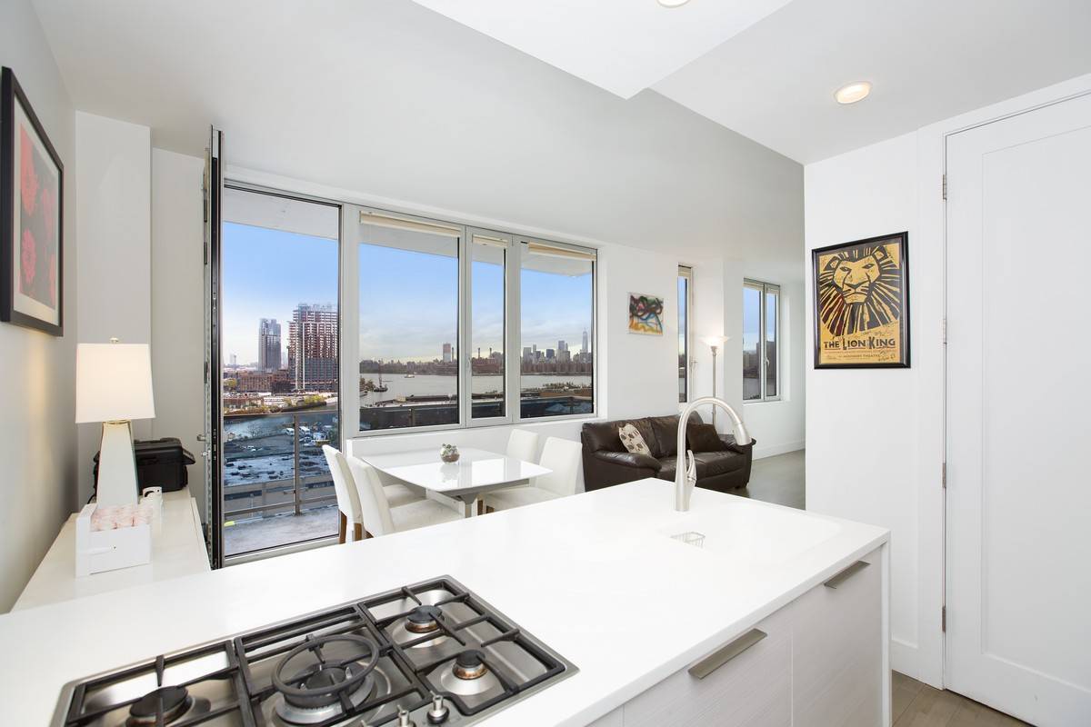 High Floor Apt with City Views