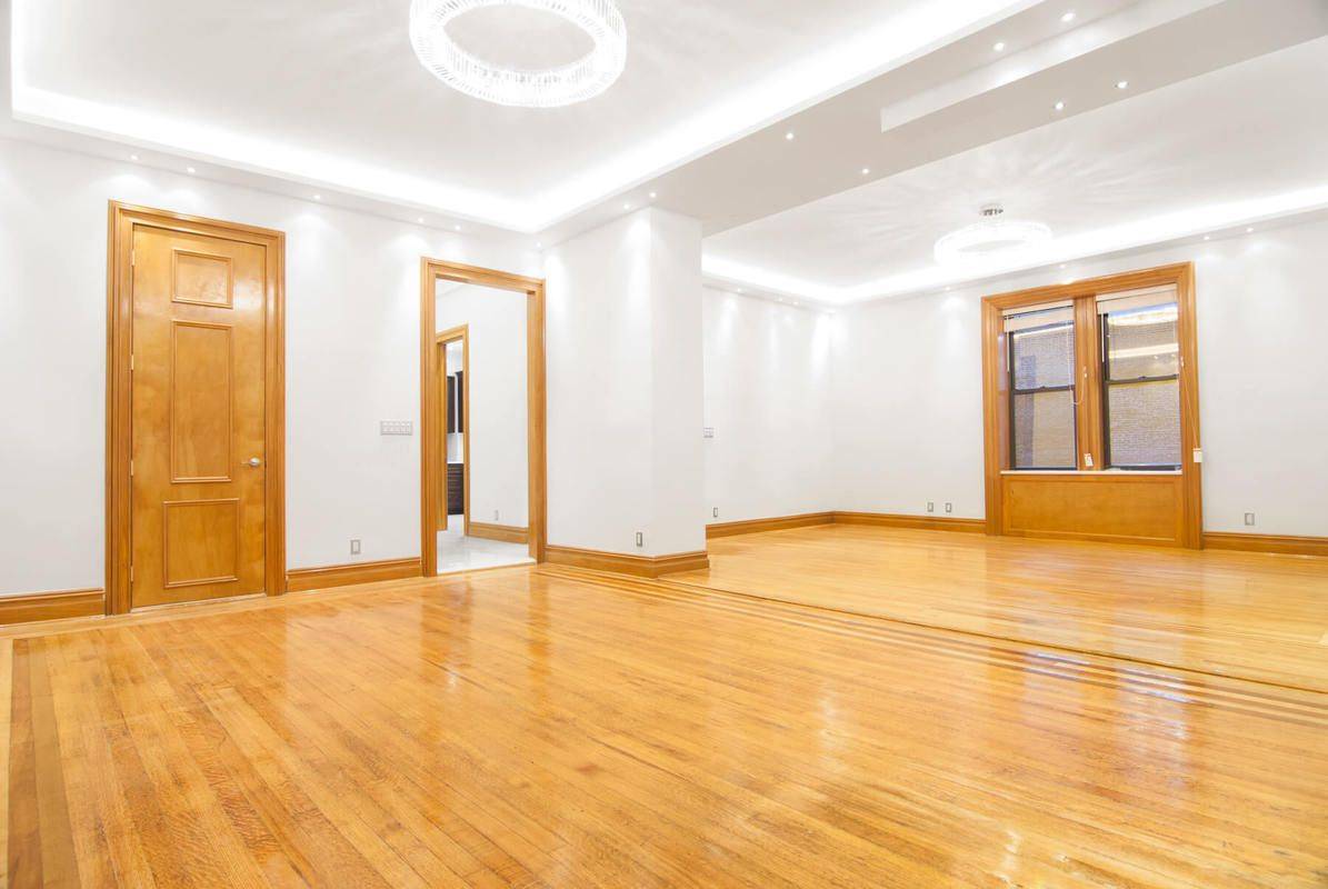 LUXURY RESIDENCE 6BED 4BATH JUST UNDER 4,000SF IN SIZE
