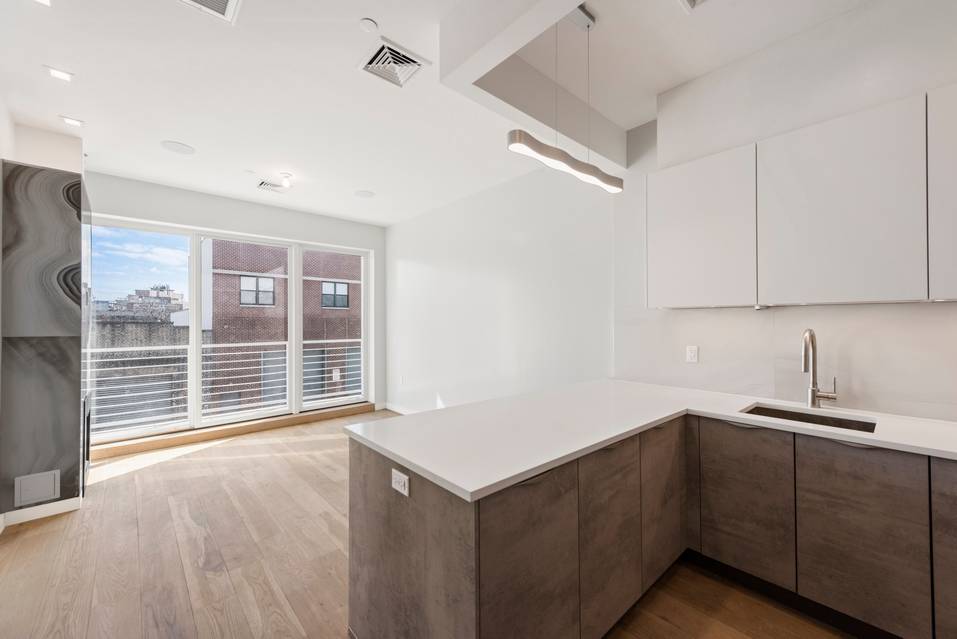 FIREPLACE / ELEVATOR / THE PARK / REDUCED !
