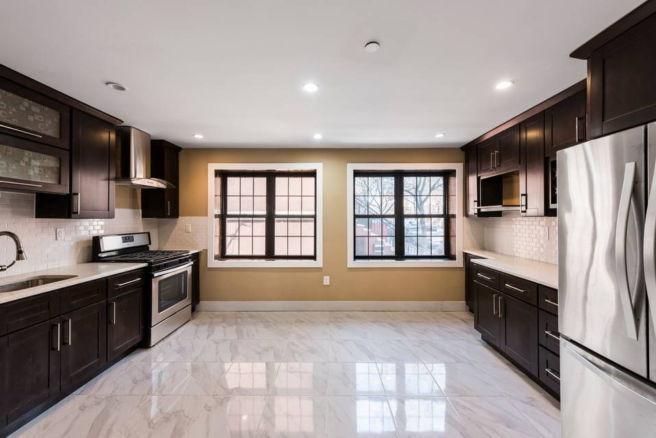FRANKLIN AVENUE 3 BED TRIPLEX WITH GORGEOUS ROOF SPACE !