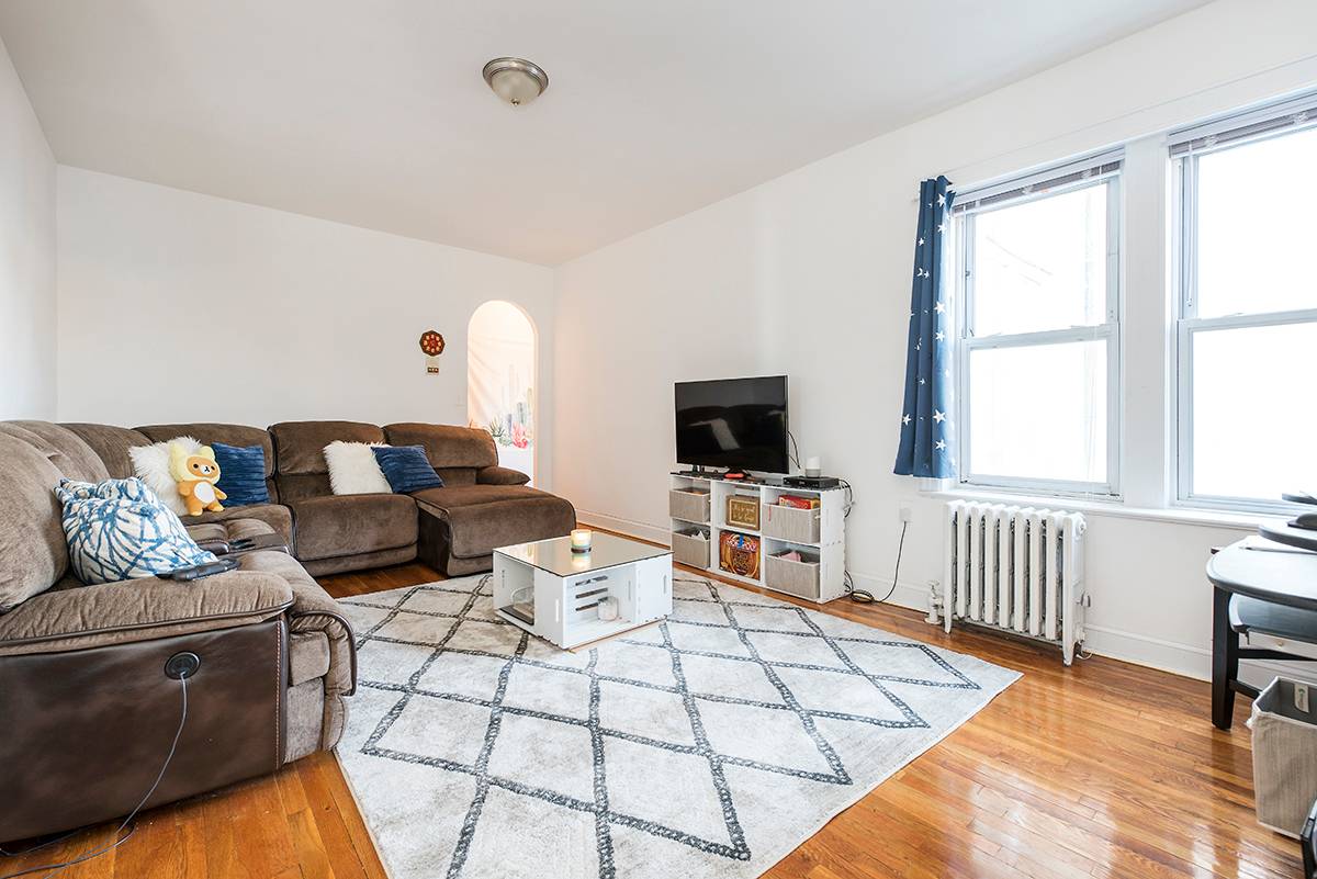 Large Sunnyside One Bedroom