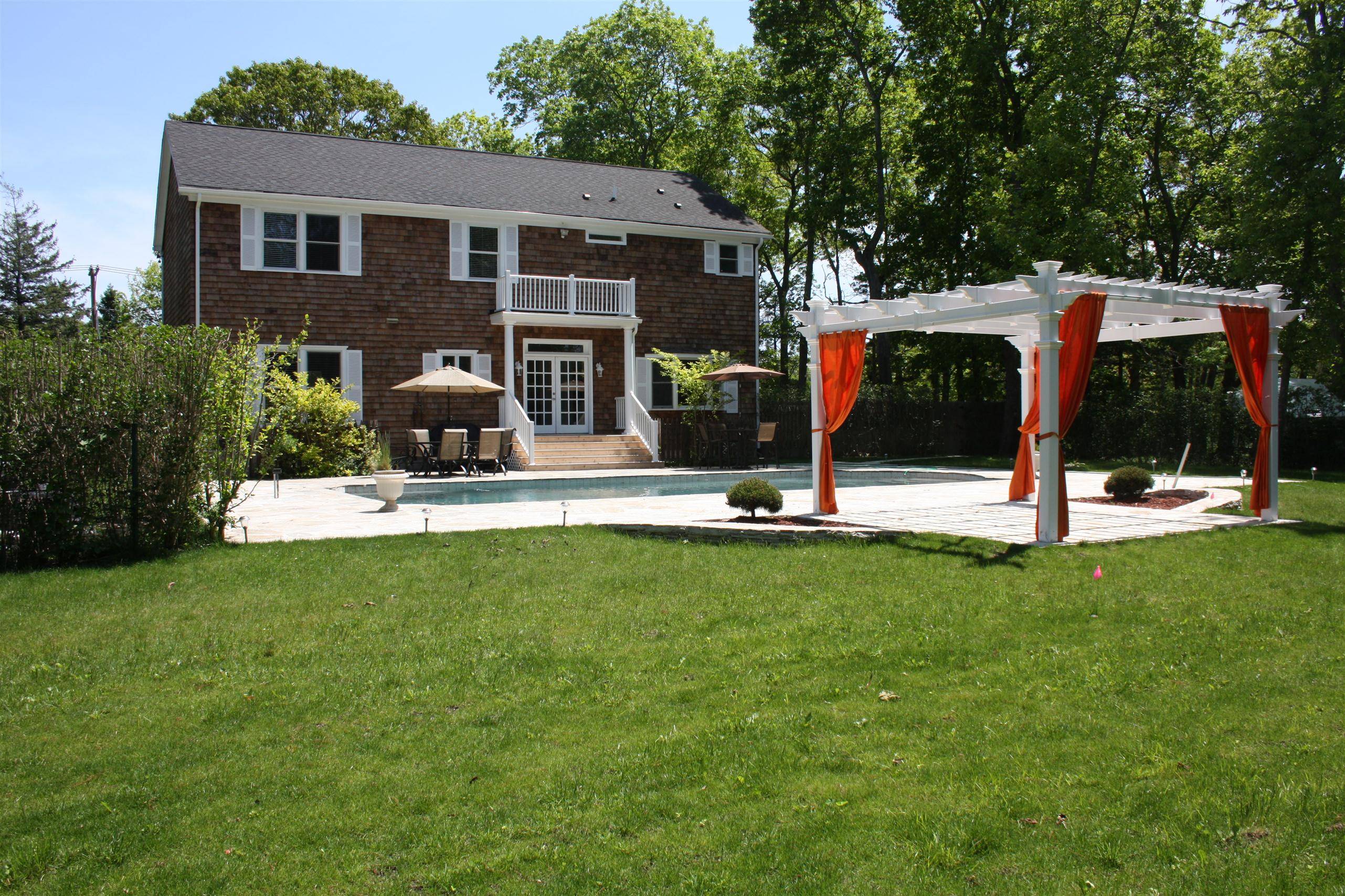 SOUTHAMPTON SHORES 6 BED WITH POOL - BEACH, BOATING AND TENNIS! 