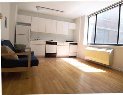 Sun Drenched Spacious One Bedroom In Tribeca!!