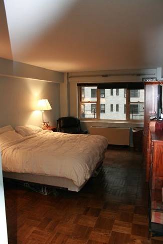  Spacious 2 bed/2 bath is move in ready! High Rise Building $940K 