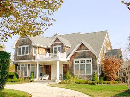 GREAT SOUTHAMPTON VILLAGE LOCATION WITH POOL