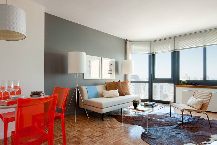 TriBeCa/Downtown. Large Convertible 2 bedroom. Tons of windows. Beautiful views with Bright open spaces. Blonde oak parquet floors and customized closets. Doorman/Concierge. Valet parking. On-site fitness center w/pool and terrace - $4,195/month