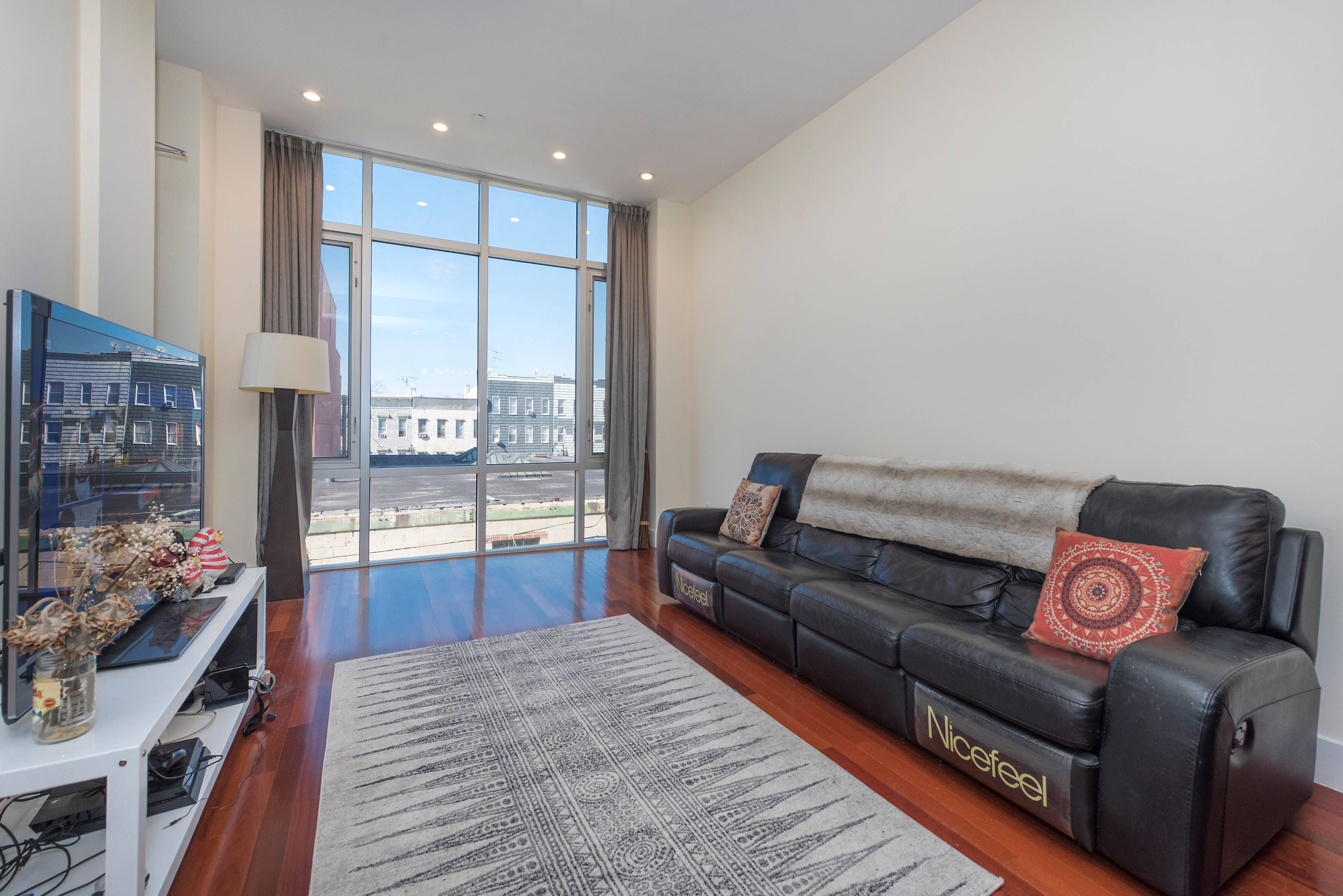 Luxurious One Bedroom in Boutique E.Williamsburg Condo