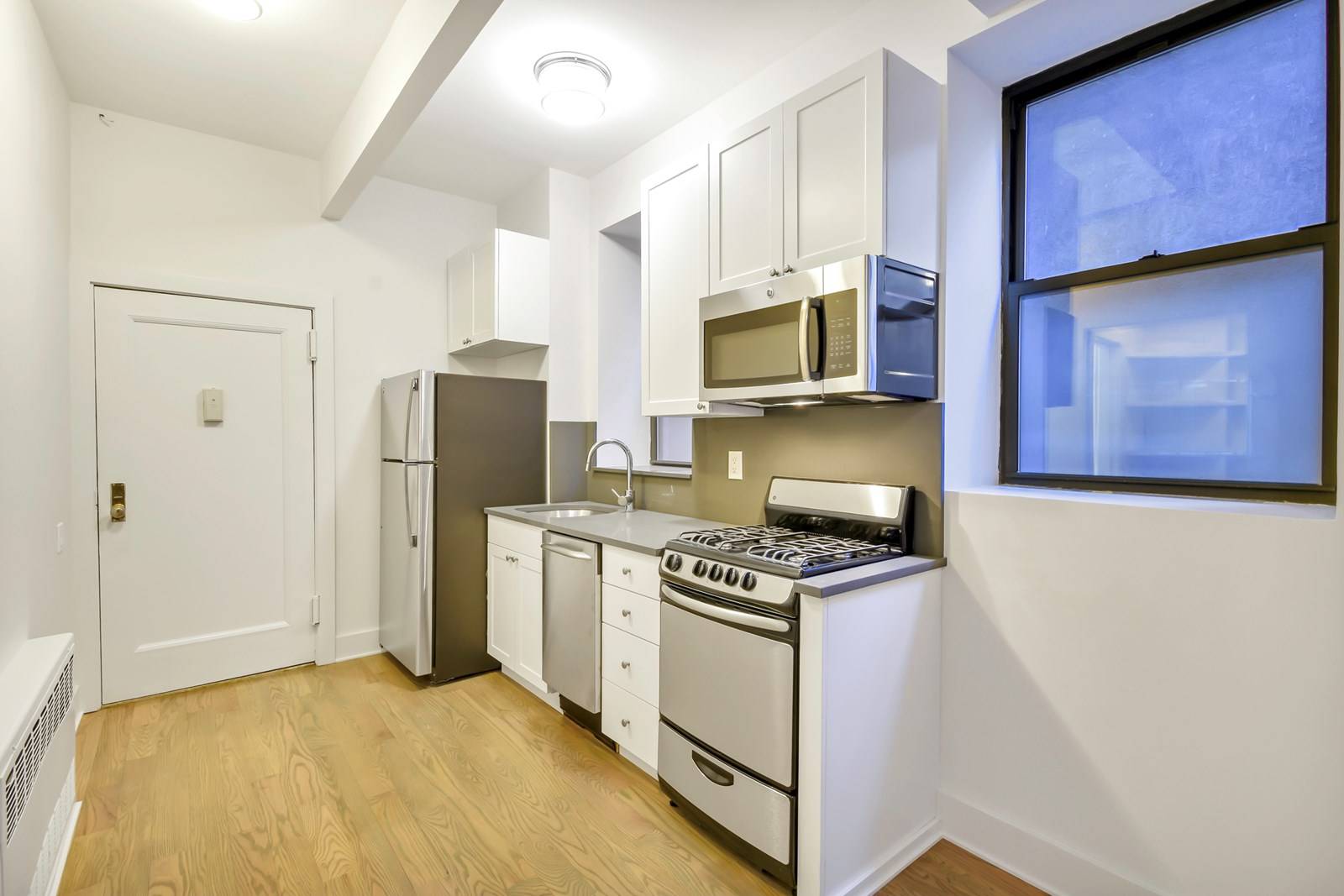 DUPLEX 2 BEDROOM-2 BATH-NO FEE-MURRAY HILL-PRIVATE BACKYARD-ELEVATOR/LAUNDRY BUILDING