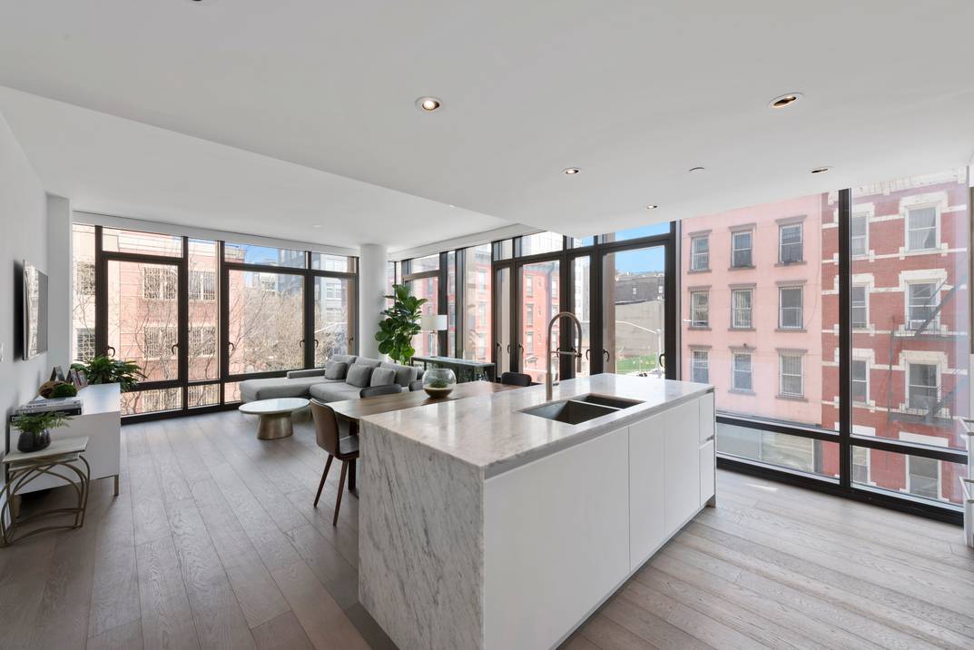 Bright and Sunny Two Bedroom at the Oosten