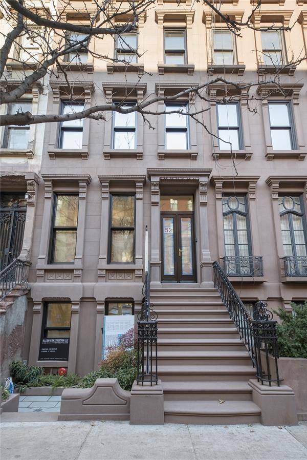 This sunny and stunning single family home will dazzle you with its openness and luxury.