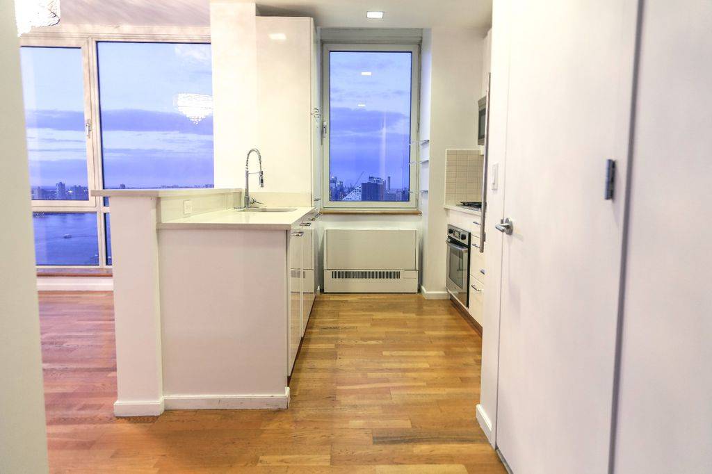 BEAUTIFUL HUDSON RIVE VIEW..HIGH FLOOR 2 BED-2 BATH..MIDTOWN WEST..HUDSON YARDS