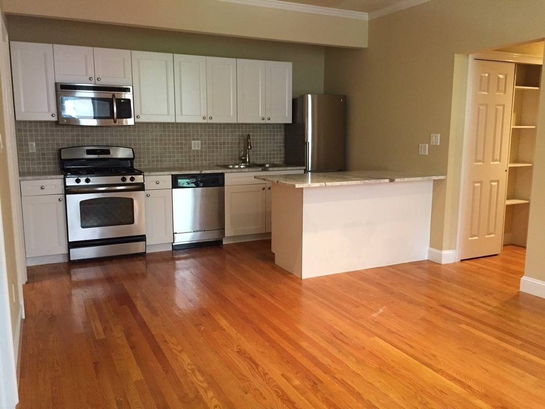 NEWLY RENOVATED FLEX 3 BEDROOM **MIDTOWN EAST** FEW BLOCKS TO PENN STATION, HERALD SQUARE, EMPIRE STATE BUILDING, EAST RIVER FERRY..