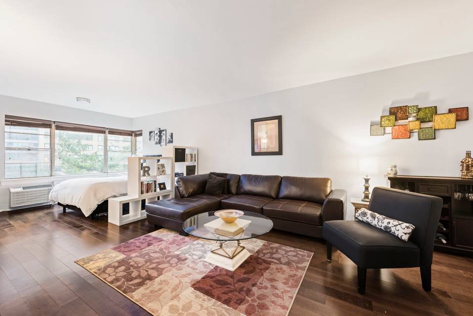 Beautiful Bright Sutton Place Studio