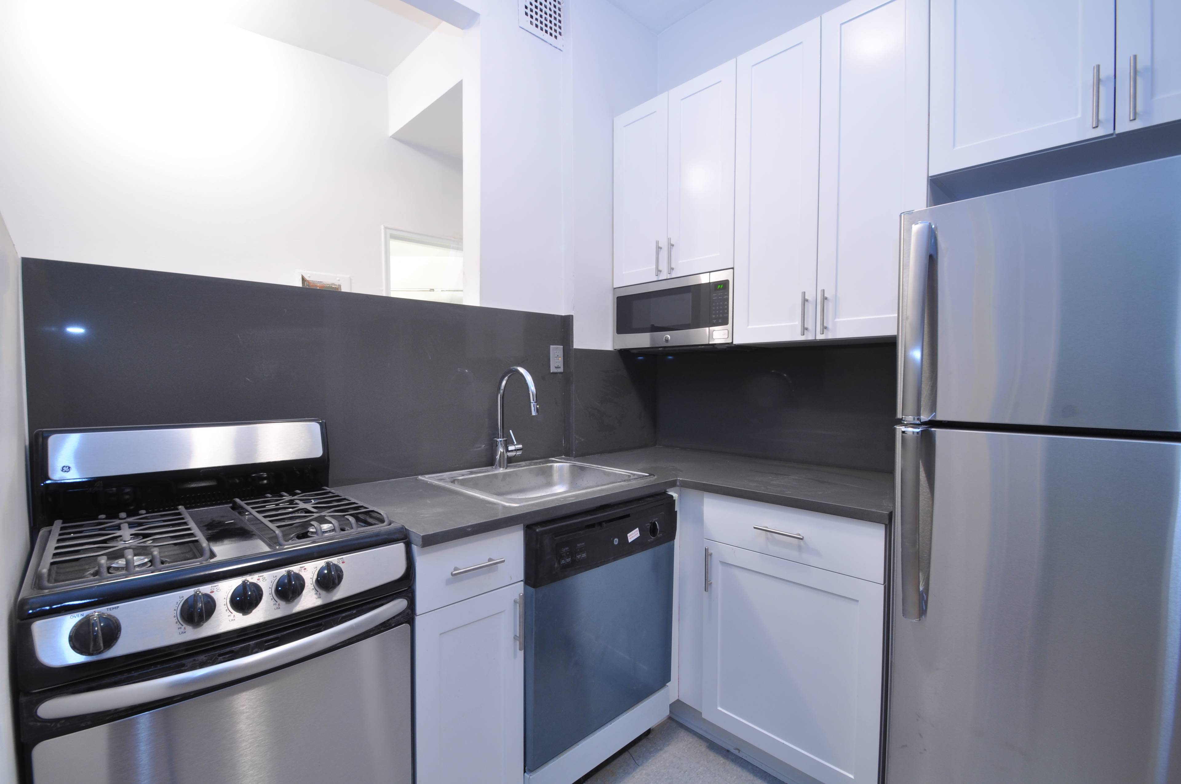 Upper East Side - Spacious 2 Bedroom - Gourmet Kitchen - Elevator Building