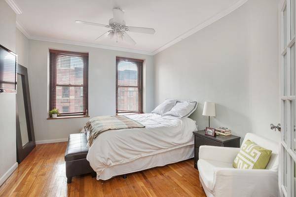 [UES] - Extra Large 2 Bed w/ Home Office, Split Bedrooms, Renovated, Stainless Steel Appliances