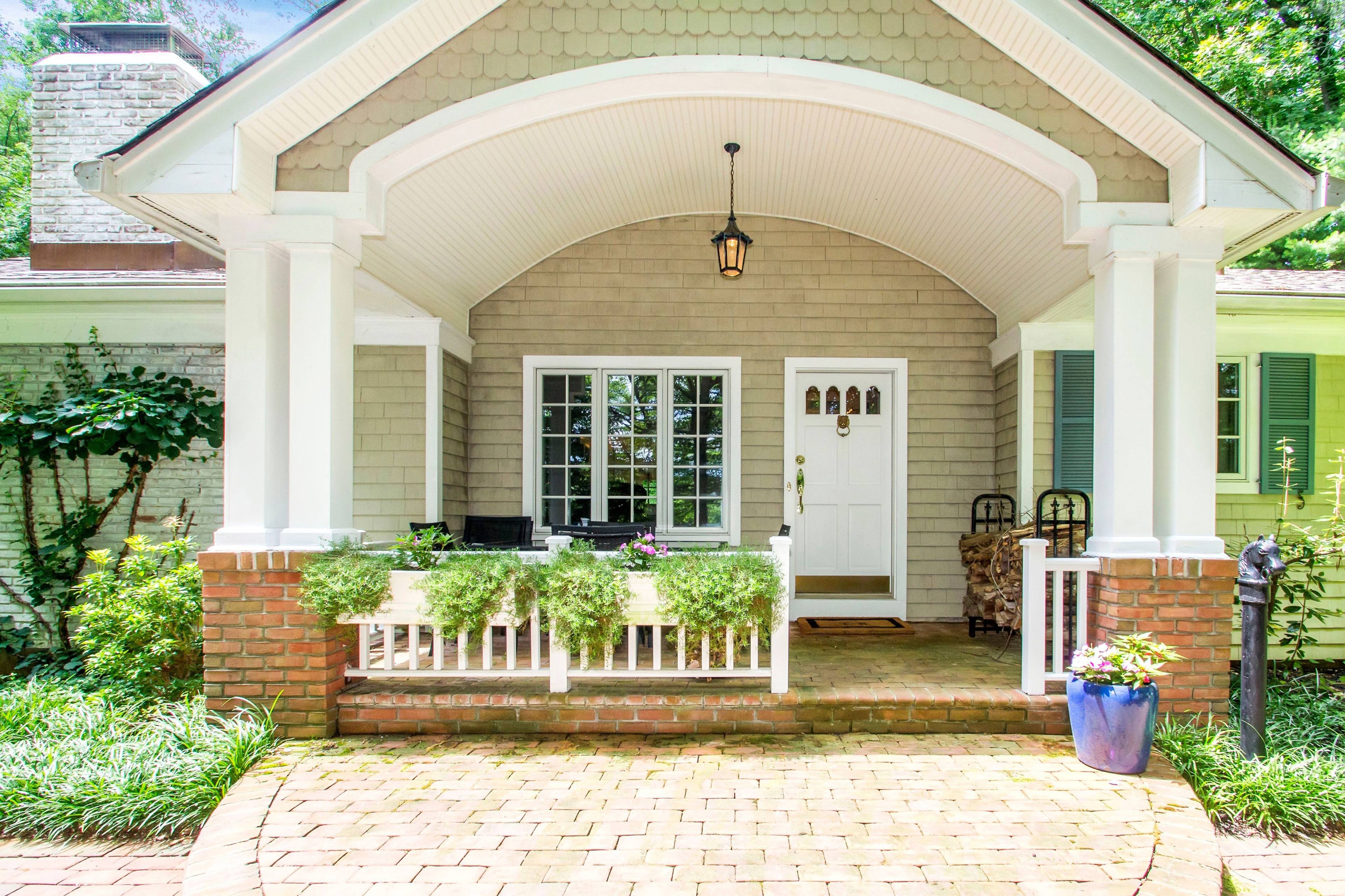 A Cozy Retreat With Private Beach, Mooring Rights, & Boat Ramp