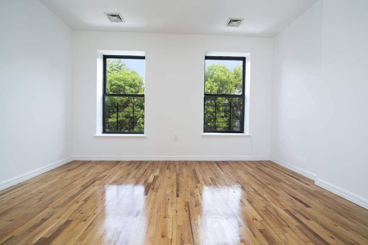 Sunny large 1Bed in newly renovated townhouse for rent