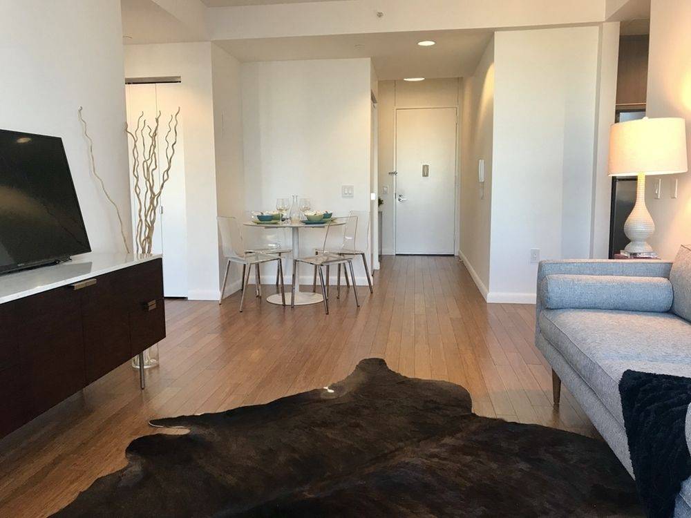 Amazing One bedroom**Harbor View**Lady Liberty View**Rooftop Lounge Club**Outdoor Movie Theater**Fort Greene