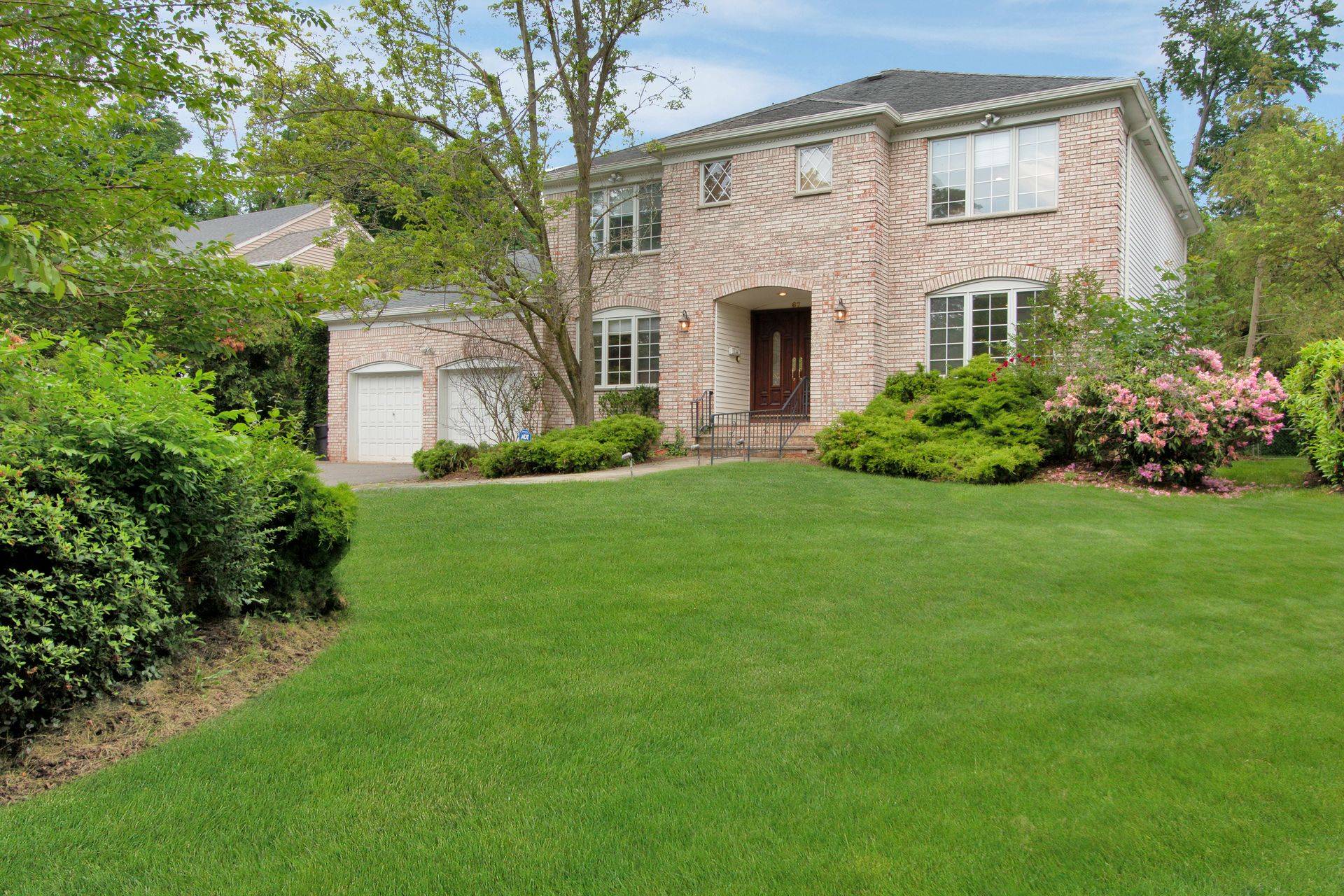 CLASSIC COLONIAL CLOSE TO MIDTOWN DIRECT TRAIN
