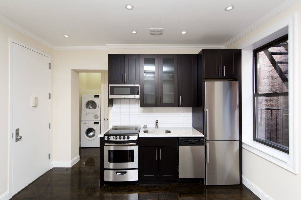 Charmingly Renovated 1BR w/Washer & Dryer In Unit! Prime Upper East Side Location! No Fee