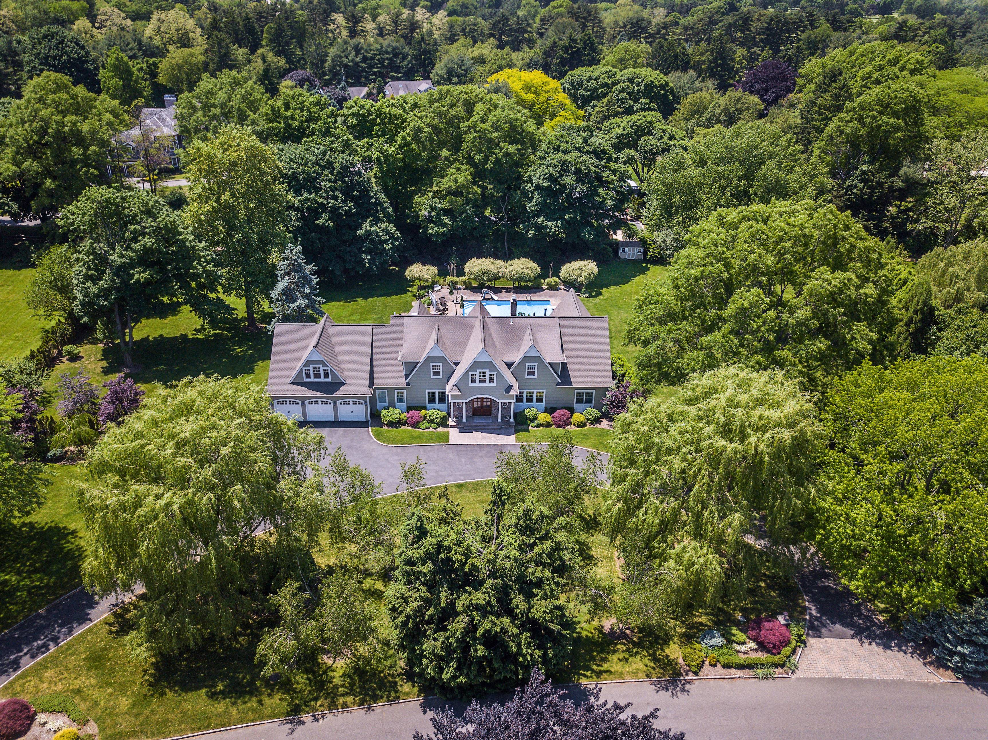 Outstanding State of the Art Hamptons Style Colonial in Oyster Bay Cove
