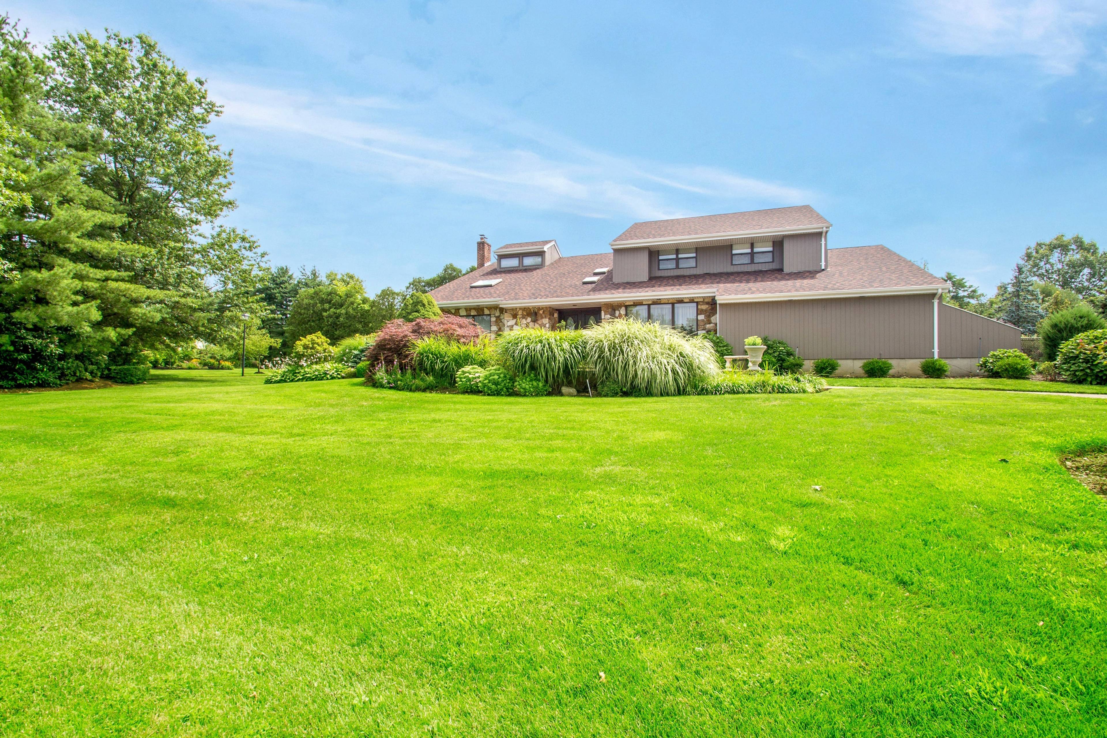 Spacious And Contemporary Home On 1 Acre in Melville.