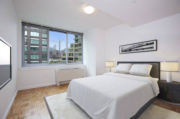 Stunning Studio**Floor to Ceiling Windows**Balcony**Manhattan Views**Hunters Point