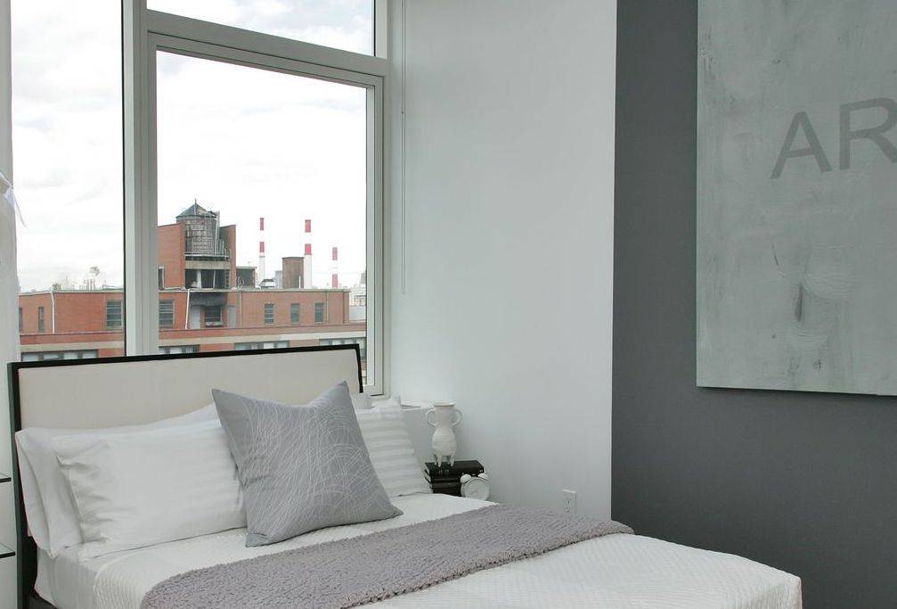 Stunning Studio**Floor to Ceiling Windows**Balcony**Manhattan Views**Hunters Point