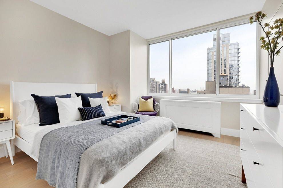 PRIME UPPER EAST SIDE LOCATION..CUSTOM CABINETRY..FULL SERVICE BUILDING