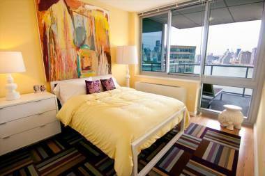No Fee! 1 Bed in LIC with a Great Foyer Space, an Open Kitchen, and Spectacular Southwest Views of the Manhattan Skyline and East River.