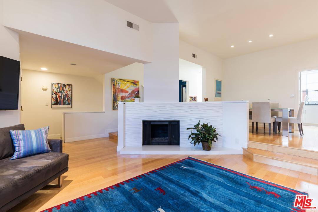 This serene and stylish remodeled 2 bedroom + 2 - 2 BR Condo Santa Monica Los Angeles
