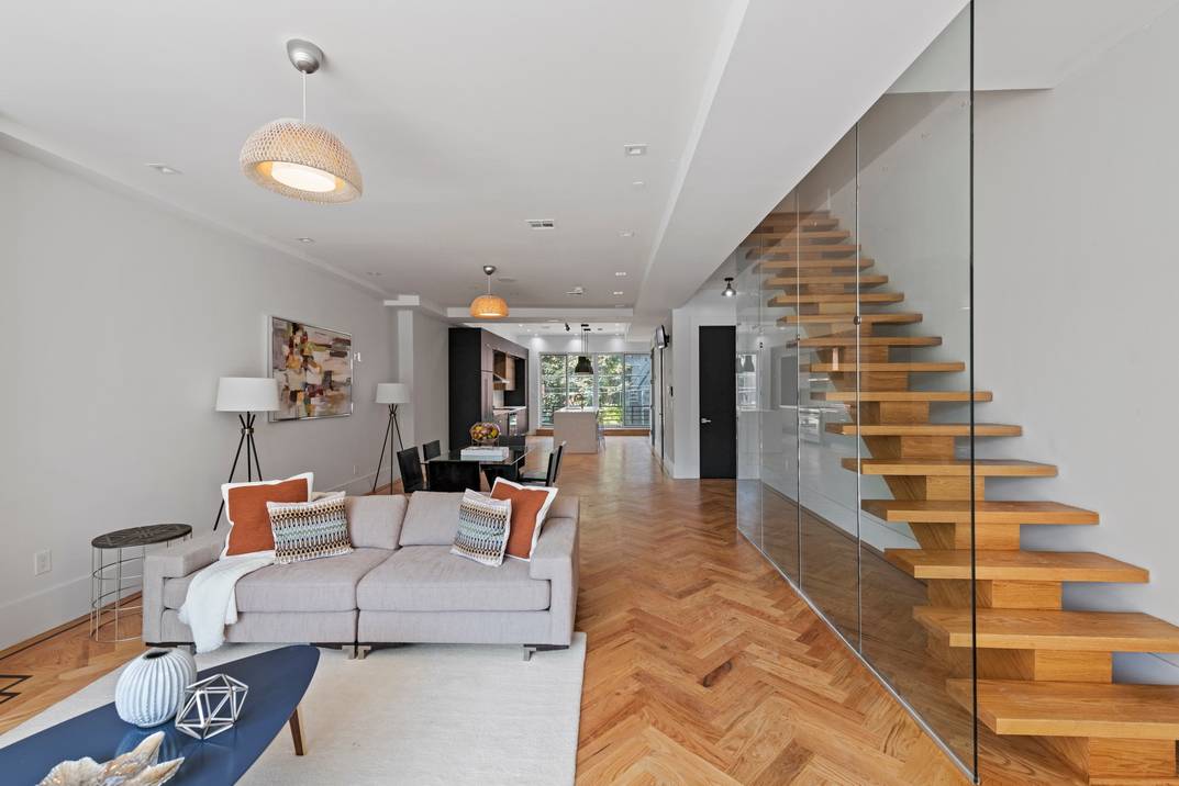 Massive, Renovated Smart Townhouse Steps from Von King Park!