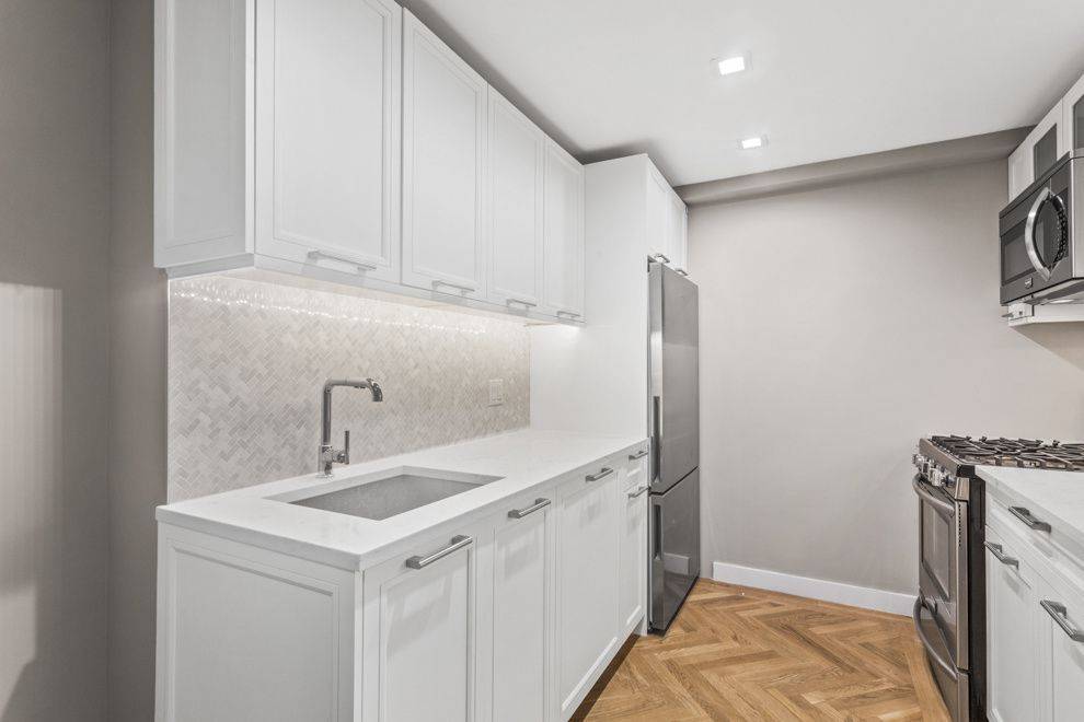 Classic 2 Bedroom/2 Bathroom Apartment At The Yorkshire Towers In Yorkville!