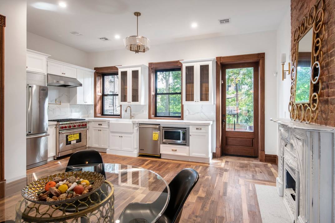 Completely Restored Bed-Stuy Brownstone * Wood Burning Fireplace